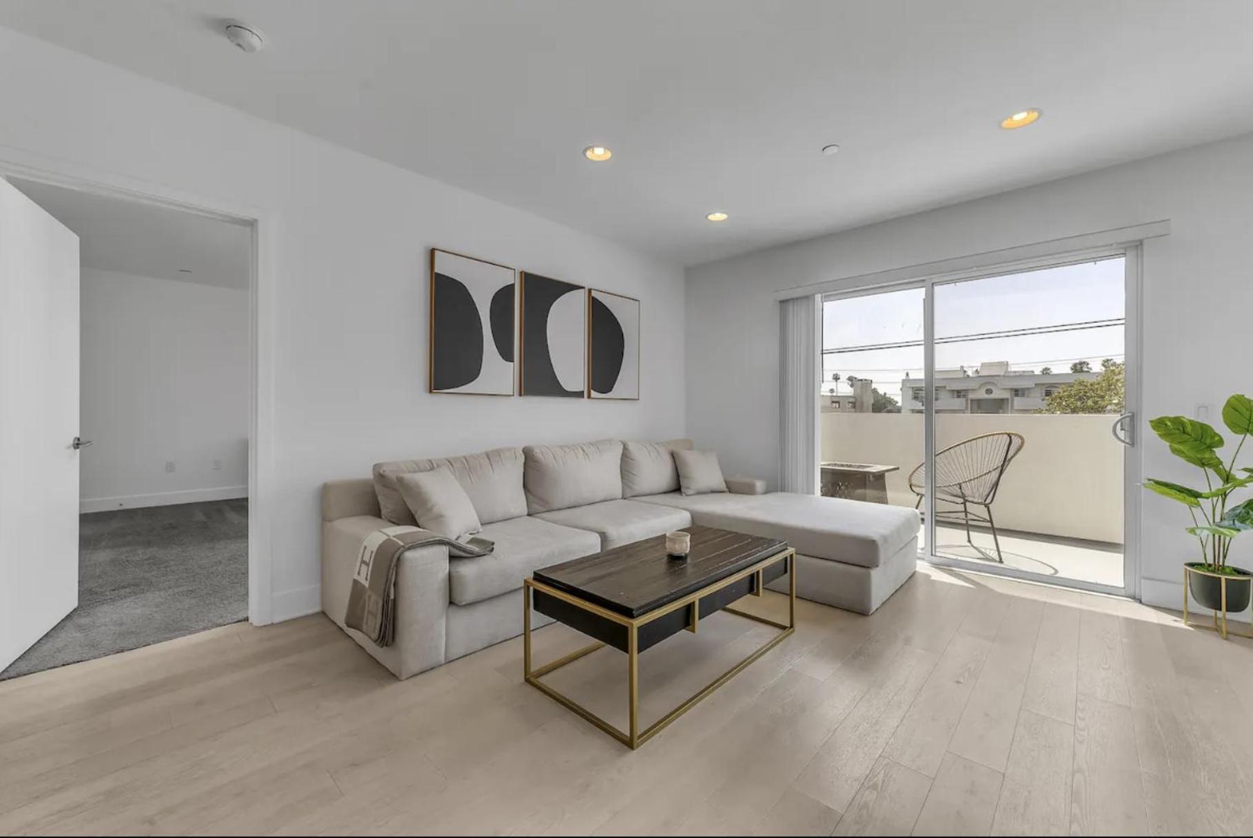 Luxury & Modern 3 Bedroom & 3 Bathroom Penthouse In Santa Monica With Free Parking