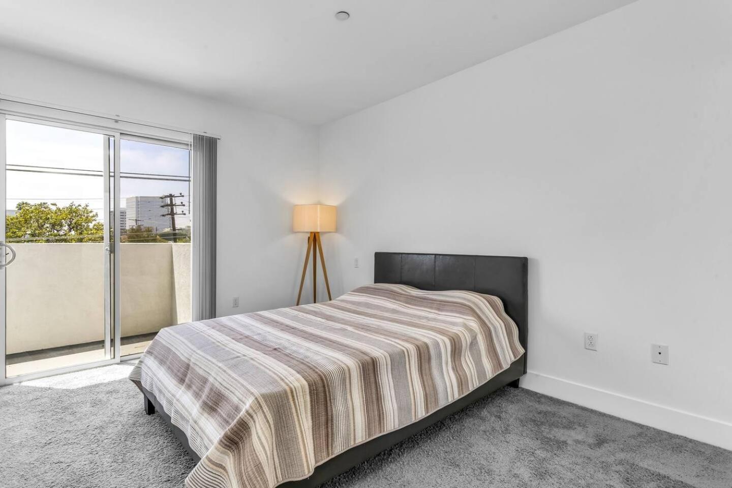 Luxury & Modern 3 Bedroom & 3 Bathroom Penthouse In Santa Monica With Free Parking Los Angeles